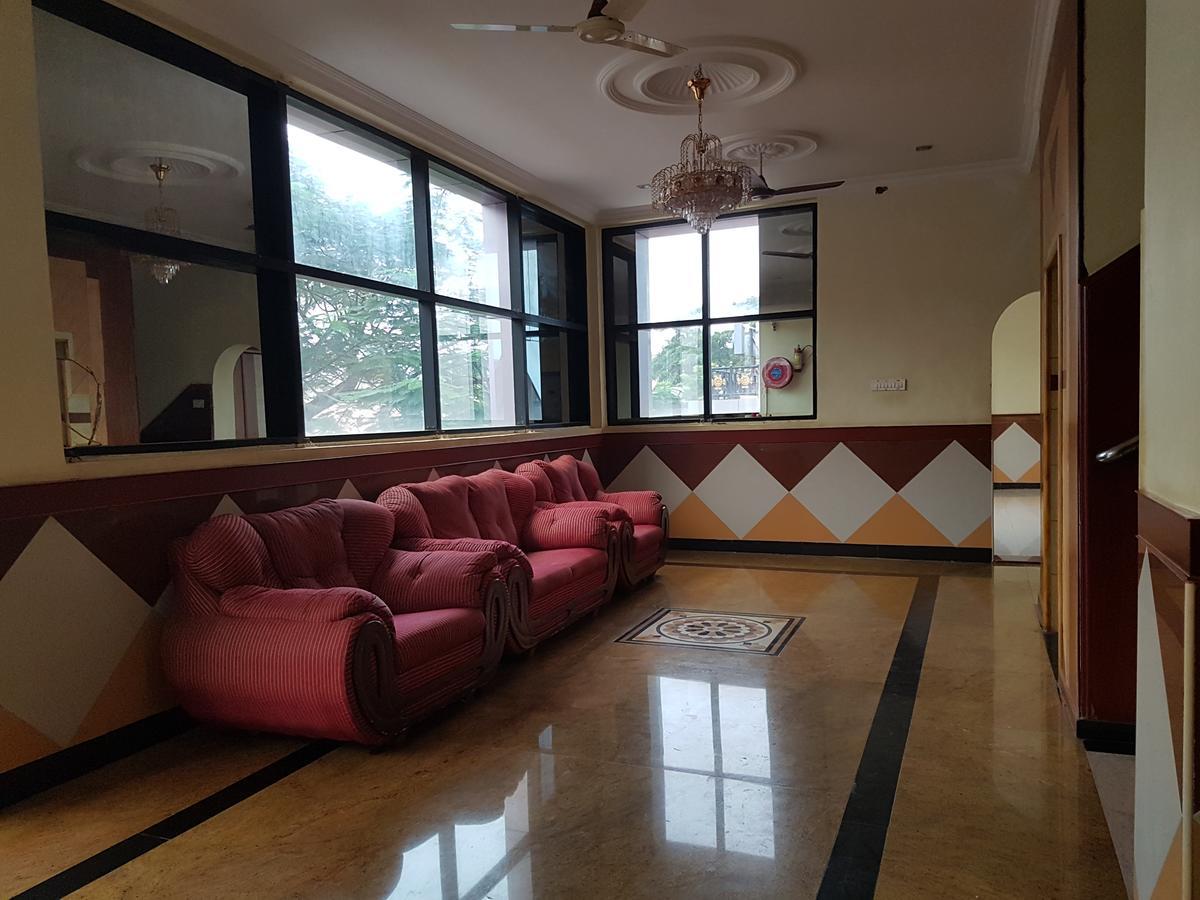 Hotel Subhalakshmi Palace Kāraikkudi Buitenkant foto