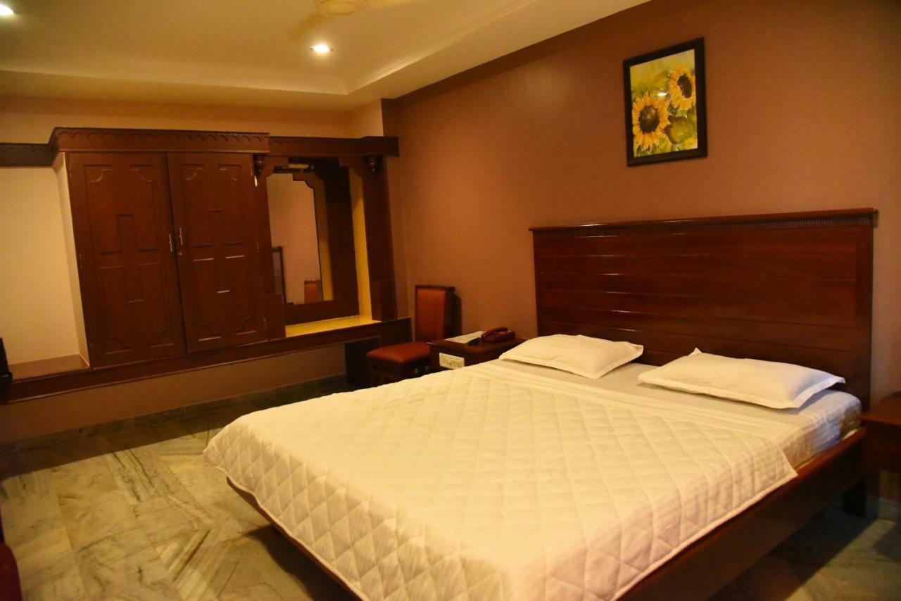 Hotel Subhalakshmi Palace Kāraikkudi Buitenkant foto