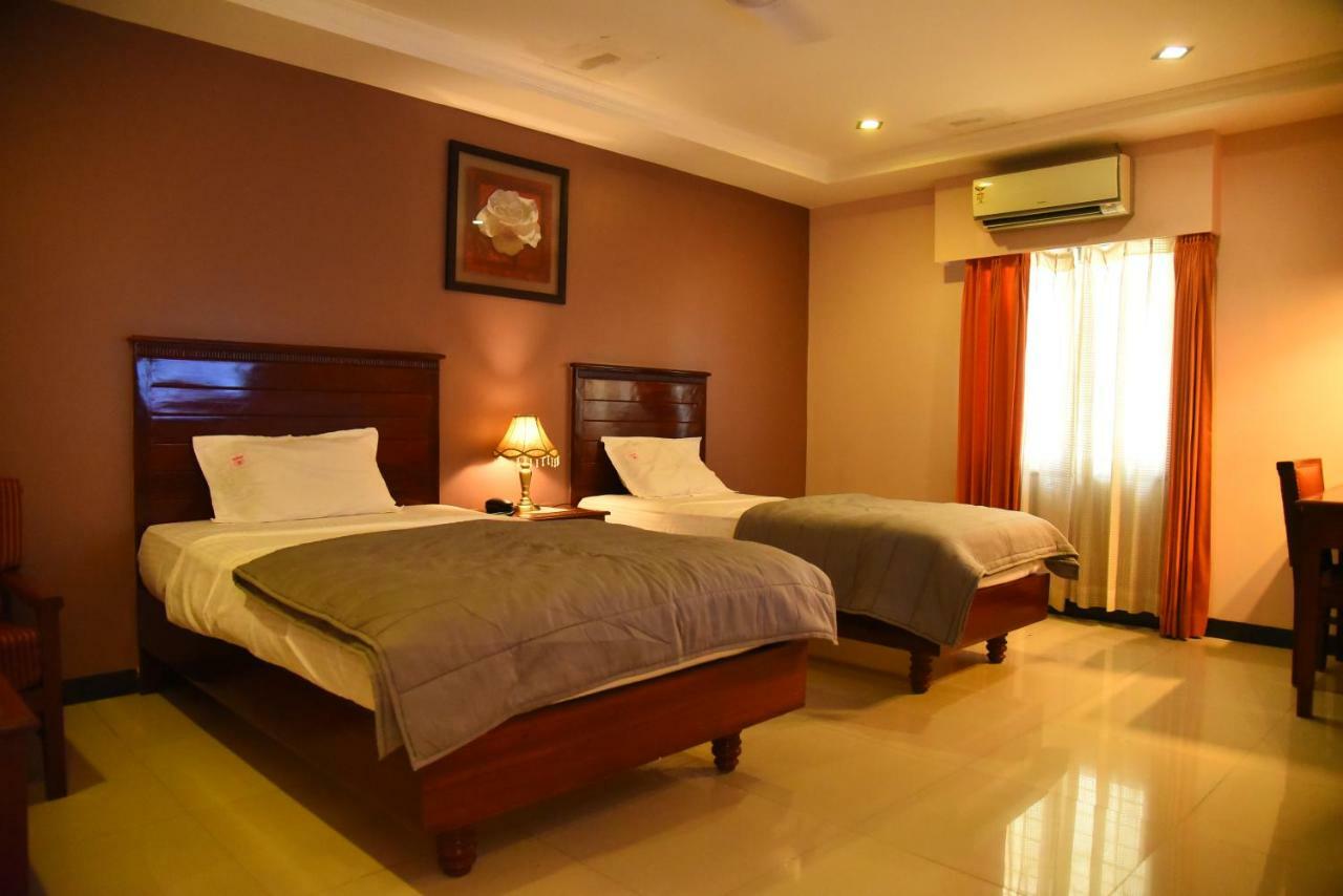 Hotel Subhalakshmi Palace Kāraikkudi Buitenkant foto