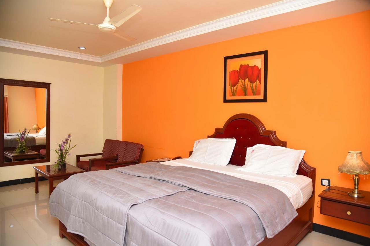 Hotel Subhalakshmi Palace Kāraikkudi Buitenkant foto