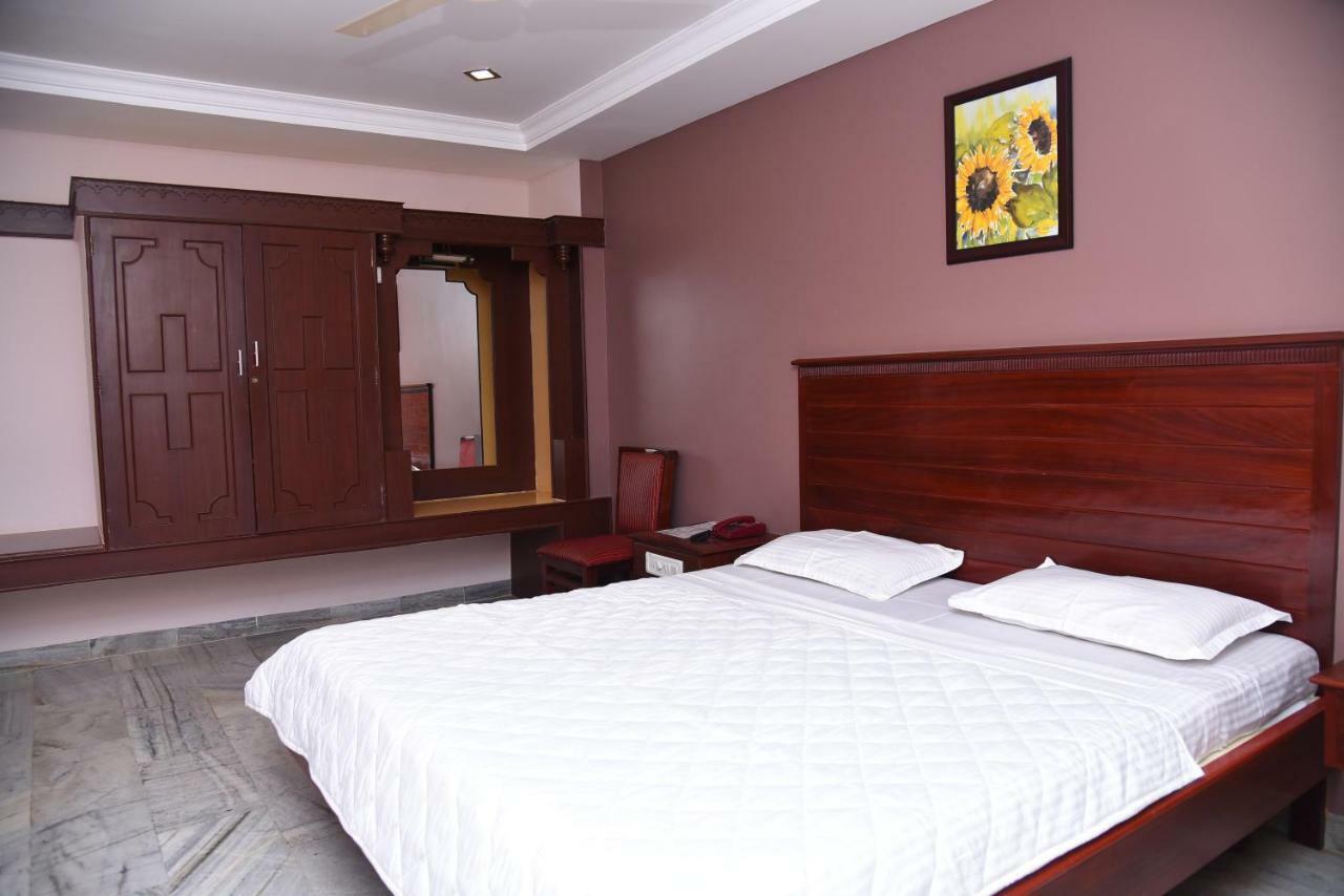 Hotel Subhalakshmi Palace Kāraikkudi Buitenkant foto